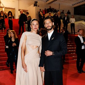 Pierre Niney et sa compagne Natasha Andrews - Descente des marches du film "Histoires parallèles" lors du 79ème Festival International du Film de Cannes, le 14 mai 2026.

 © Jacovides-Moreau / Bestimage