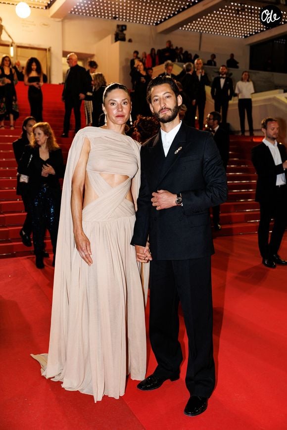 Pierre Niney et sa compagne Natasha Andrews - Descente des marches du film "Histoires parallèles" lors du 79ème Festival International du Film de Cannes, le 14 mai 2026.

 © Jacovides-Moreau / Bestimage