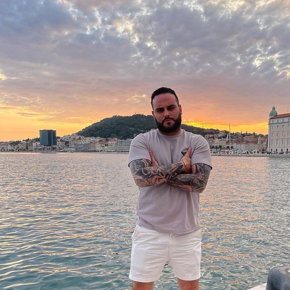 Ces derniers mois, cet ancien candidat emblématique de télé-réalité s'est lancé un défi 

Nikola Lozina en vacances en Croatie, mai 2023