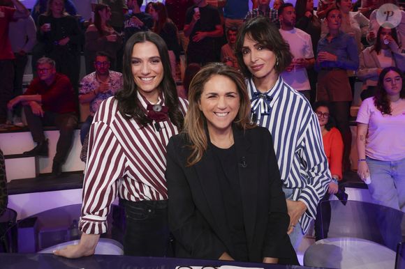 Aujourd'hui, la jeune journaliste se dit épanouie, même si elle avoue que certains de ses proches n'ont pas bien compris sa décision.

Shana Loustau, Valérie Benaim, Géraldine Maillet, sur le plateau de TBT9 présenté par C.Hanouna, et diffusé en direct sur W9, Paris, France, le 05 novembre 2025. © Jack Tribeca / Bestimage