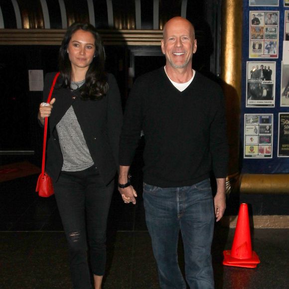 Avant même que le diagnostic ne tombe, l’ex mannequin vit une période de grande confusion. Elle pense même quitter Bruce Willis, dont le comportement change de manière inexplicable. 

Bruce Willis et sa femme Emma Heming Willis arrive au concert privé des "Rolling Stones" à Hollywood, le 20 mai 2015
FAMEFLYNET / BESTIMAGE