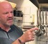 La mairie a ensuite racheté le fonds de commerce pour sauver cette adresse du village.

Philippe Etchebest dans "Cauchemar en cuisine".