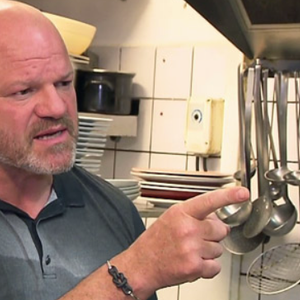 La mairie a ensuite racheté le fonds de commerce pour sauver cette adresse du village.

Philippe Etchebest dans "Cauchemar en cuisine".