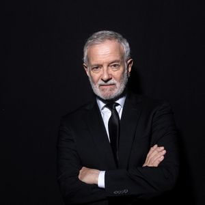 Des refus qu'il comprend aujourd'hui avec le recul : "Elle savait toutes qu’un jour ou l’autre, ça finirait et ça a fini";

Francis Huster en backstage lors de l'enregistrement de l'émission "La Boîte à secrets", présentée par F.Bollaert et diffusée le 2 janvier 2026 sur France 3, dans les studios du Lendit à Saint-Denis, France, le 1er décembre 2025. © Cyril Moreau/Bestimage
