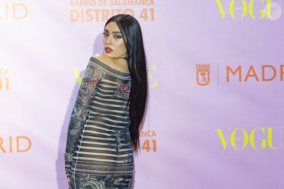 Lourdes Leon porte une robe transparente au photocall de la soirée Vogue Fashion à Madrid le 21 septembre 2023.