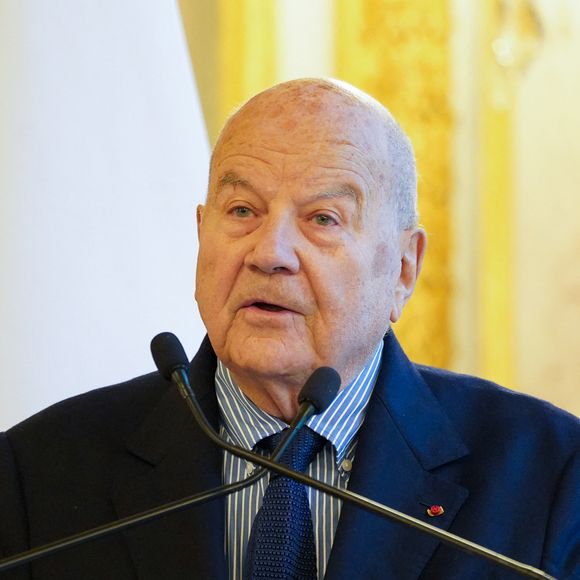 Marc Ladreit de Lacharrière enchaîne les apparitions lors d’événements prestigieux.

Marc Ladreit de Lacharrière prononce un discours lors de la 35ème Journée du Livre Politique à l'Assemblée Nationale (Hôtel de Lassay) à Paris.
© Anne-Sophie Guebey / Bestimage