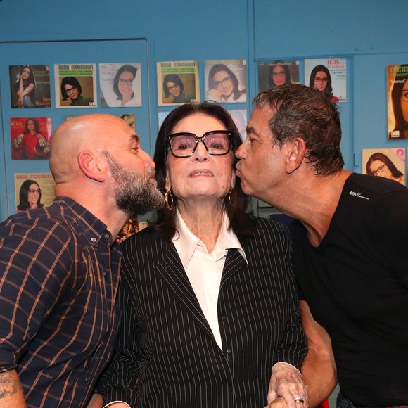 Exclusif - David Lelait-Helo (Auteur de la Pièce), Nana Mouskouri qui reçoit une ovation et Didier Constant - N. Mouskouri assiste à la pièce de théâtre "Quand je serai grand, je serai Nana Mouskouri" au studio Hébertot à Paris le 18 Septembre 2023. 
 © Bertrand Rindoff / Bestimage