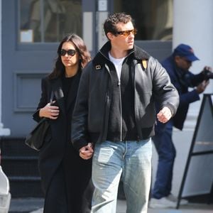 La pop star Dua Lipa et son petit ami acteur Callum Turner se tiennent la main lors d'une promenade à New York.
Crédit : Backgrid USA / Bestimage