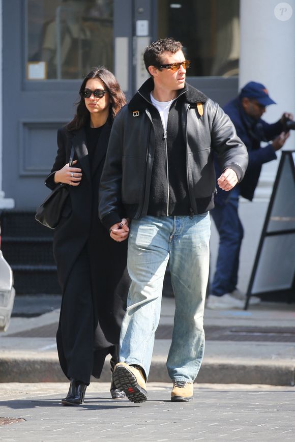 La pop star Dua Lipa et son petit ami acteur Callum Turner se tiennent la main lors d'une promenade à New York.
Crédit : Backgrid USA / Bestimage