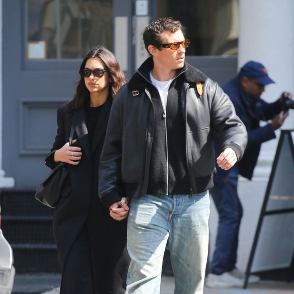 La pop star Dua Lipa et son petit ami acteur Callum Turner se tiennent la main lors d'une promenade à New York.
Crédit : Backgrid USA / Bestimage