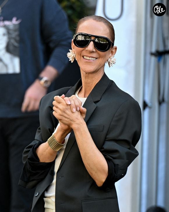 Parmi les personnes qui l’ont accompagnée durant cette période difficile figure le chorégraphe Alexander Hill.

Celine Dion salue ses fans à la sortie de l'hôtel Royal Monceau avant de se diriger vers la salle Plenitude Arena où elle débutera sa série de concert parisien. © Lionel Urman / Bestimage