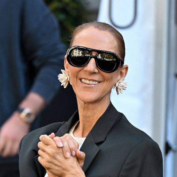 Parmi les personnes qui l’ont accompagnée durant cette période difficile figure le chorégraphe Alexander Hill.

Celine Dion salue ses fans à la sortie de l'hôtel Royal Monceau avant de se diriger vers la salle Plenitude Arena où elle débutera sa série de concert parisien. © Lionel Urman / Bestimage