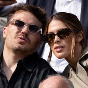 Antoine Dupont et sa compagne Iris Mittenaere en tribunes lors de la finale messieurs des Internationaux de France de Tennis de Roland Garros 2025 (jour 15), à Paris, France, le 8 juin 2025. © Cyril Moreau/Bestimage