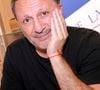 Exclusif - Arthur (Jacques Essebag) en séance de dédicaces pour la sortie de son nouveau livre "Même la nuit ne veut pas de moi (Ed. Grasset)" à la librairie Lamartine à Paris, le 27 mai 2026.
© Cédric Perrin / Bestimage