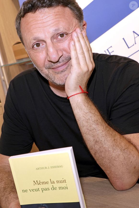 Exclusif - Arthur (Jacques Essebag) en séance de dédicaces pour la sortie de son nouveau livre "Même la nuit ne veut pas de moi (Ed. Grasset)" à la librairie Lamartine à Paris, le 27 mai 2026.
© Cédric Perrin / Bestimage