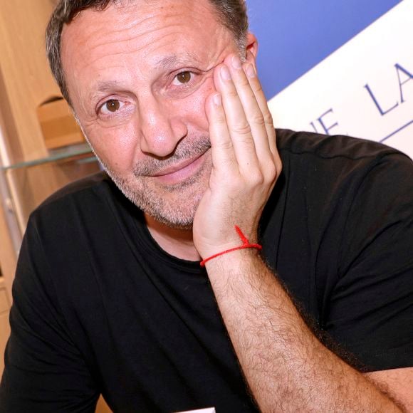 Exclusif - Arthur (Jacques Essebag) en séance de dédicaces pour la sortie de son nouveau livre "Même la nuit ne veut pas de moi (Ed. Grasset)" à la librairie Lamartine à Paris, le 27 mai 2026.
© Cédric Perrin / Bestimage