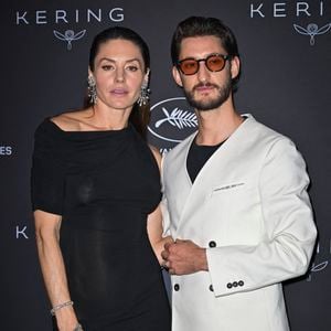 Pierre Niney et sa compagne Natasha Andrews - Photocall du dîner "Women In Motion, Kering", Place de la Castre lors du 78ème Festival International du Film de Cannes le 18 mai 2025. © Olivier Borde/Bestimage