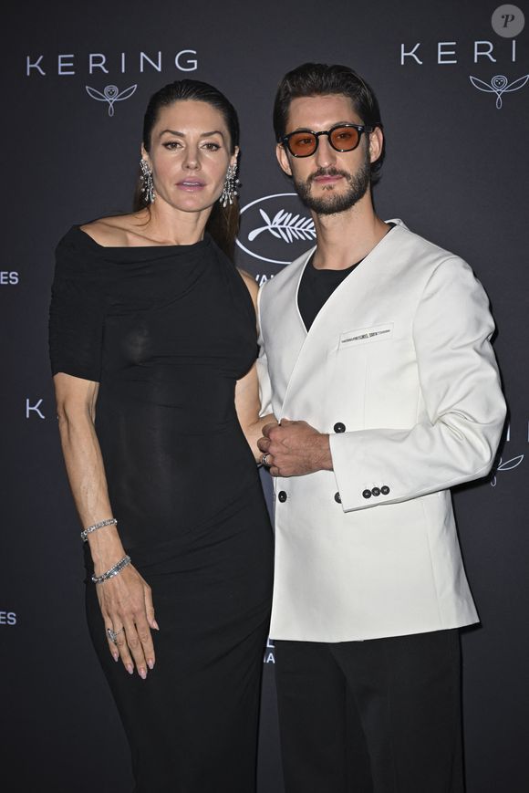Pierre Niney et sa compagne Natasha Andrews - Photocall du dîner "Women In Motion, Kering", Place de la Castre lors du 78ème Festival International du Film de Cannes le 18 mai 2025. © Olivier Borde/Bestimage