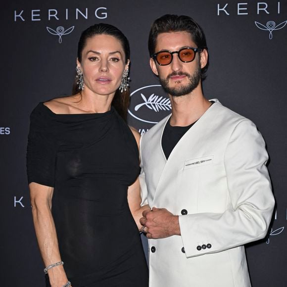 Pierre Niney et sa compagne Natasha Andrews - Photocall du dîner "Women In Motion, Kering", Place de la Castre lors du 78ème Festival International du Film de Cannes le 18 mai 2025. © Olivier Borde/Bestimage