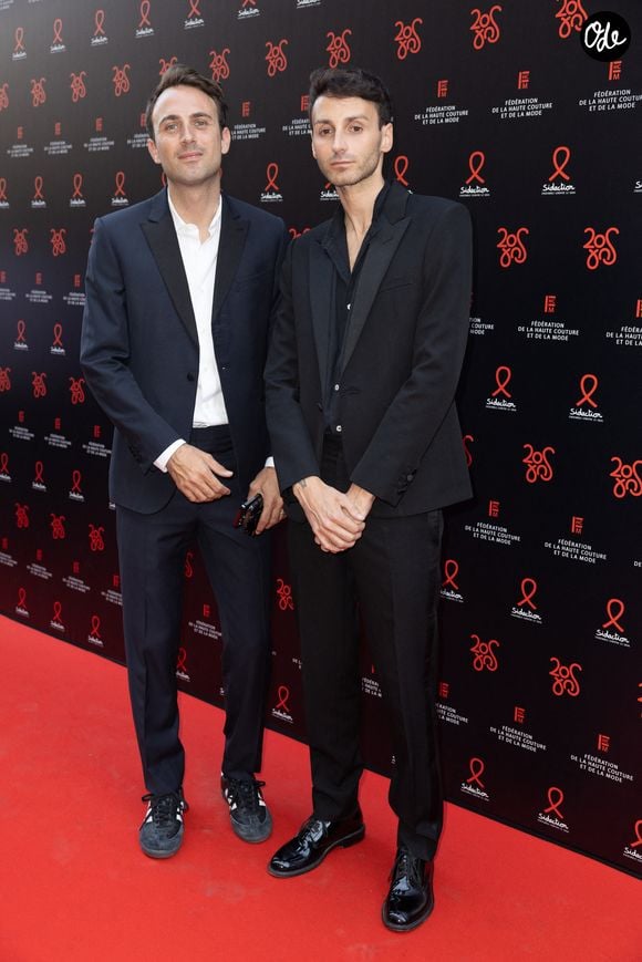 L’arrivée de leur fille Nicole a également influencé leur manière d’habiter les lieux, certaines œuvres faisant directement écho à leur histoire familiale et à leur projet de GPA.

Sébastien Meyer, Arnaud Vaillant - Photocall de la 20ème édition du dîner de la Mode du Sidaction, "Annees Palace" au Pavillon Cambon Capucines à Paris le 6 juillet 2023. © Olivier Borde/Bestimage