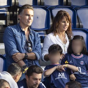 Ils ont deux enfants ensemble

Faustine Bollaert, son mari Maxime Chattam et leurs enfants Abbie et Peter sont en tribune lors de la rencontre de football Paris Saint Germain PSG contre Clermont (4-0) au Parc des Princes à Paris le 11 septembre 2021.