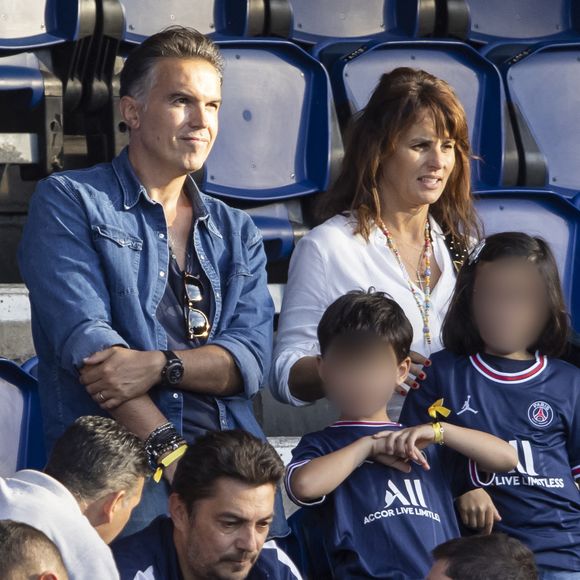 Ils ont deux enfants ensemble

Faustine Bollaert, son mari Maxime Chattam et leurs enfants Abbie et Peter sont en tribune lors de la rencontre de football Paris Saint Germain PSG contre Clermont (4-0) au Parc des Princes à Paris le 11 septembre 2021.