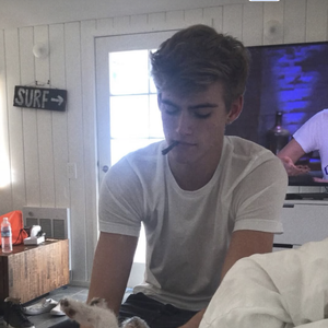 Charlotte D'Alessio a partagé sur son compte Instagram des souvenirs intimes de leur histoire d'amour. 

L'ex petite-amie de Presley Gerber réagit à sa disparition sur Instagram