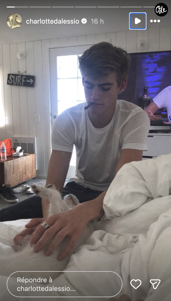 Charlotte D'Alessio a partagé sur son compte Instagram des souvenirs intimes de leur histoire d'amour. 

L'ex petite-amie de Presley Gerber réagit à sa disparition sur Instagram