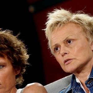 Muriel Robin et sa femme Anne Le Nen en tribune (jour 13) lors des Internationaux de France de Tennis de Roland Garros 2022 à Paris, France, le 3 juin 2022. © Dominique Jacovides/Bestimage