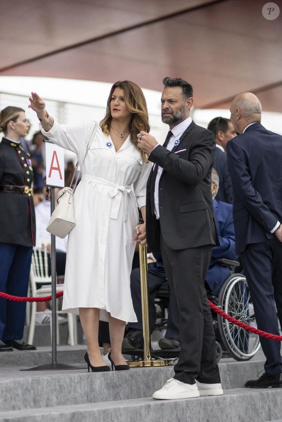 Matthias Savignac et Marlene Schiappa lors du défilé militaire du Jour de la Bastille sur l'avenue des Champs-Élysées à Paris le 14 juillet 2023.   Photo par Eliot Blondet/ABACAPRESS.COM
