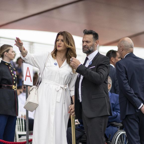 Matthias Savignac et Marlene Schiappa lors du défilé militaire du Jour de la Bastille sur l'avenue des Champs-Élysées à Paris le 14 juillet 2023.   Photo par Eliot Blondet/ABACAPRESS.COM