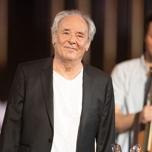 Autre caractéristique de cette maison : "les portables ne passent pas et il n'y a pas internet". Maxime Le Forestier est donc coupé du monde dans ce qu’il qualifie comme étant "un havre de paix".

Maxime Le Forestier célèbre après avoir reçu l'hommage d'Alain Souchon lors des 35e Victoires de la Musique à la Seine Musicale le 14 février 2020 à Boulogne-Billancourt, France. Photo by David Niviere/ABACAPRESS.COM