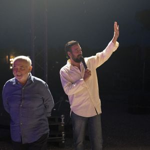 L’histoire met en scène deux voleurs dépassés par des enfants ingénieux.

Exclusif - Gérard Jugnot, Maxime Gasteuil - Les Toiles de Ramatuelle présentent en avant-première le film "Y a pas de réseau" de E. Pluvieux avec M. Gasteuil, G.Jugnot et M. Azem au cinéma en plein air sur la plage de Tahiti Beach à Ramatuelle le 23 juillet 2025. © Antoine Tomaselli/Bestimage