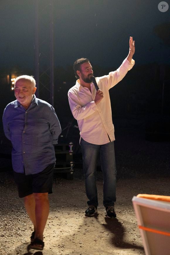 L’histoire met en scène deux voleurs dépassés par des enfants ingénieux.

Exclusif - Gérard Jugnot, Maxime Gasteuil - Les Toiles de Ramatuelle présentent en avant-première le film "Y a pas de réseau" de E. Pluvieux avec M. Gasteuil, G.Jugnot et M. Azem au cinéma en plein air sur la plage de Tahiti Beach à Ramatuelle le 23 juillet 2025. © Antoine Tomaselli/Bestimage