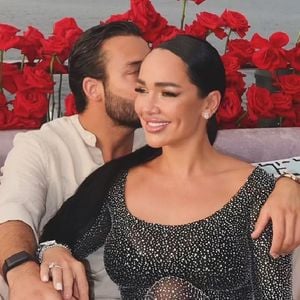 Puis très vite, elle a enchaîné : "Pouvez-vous arrêter de tourner le malheur qui se passent ici dans le Golfe sur les influenceurs, les impôts, la raison de pourquoi on là ?"

Jazz et Laurent Correia immortalisés sur Instagram