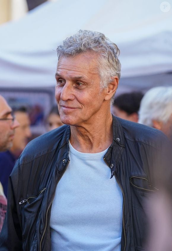 Figure incontournable du petit écran, Pierre Deny a débuté sa carrière au théâtre dans les années 1980 avant de devenir l’un des visages familiers des grandes fictions françaises. 

Pierre Deny lors de la 13ème édition du festival Les Héros de la Télé de Beausoleil, le 11 octobre 2025.
© Anne-Sophie Guebey / Bestimage