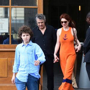 Julien Clerc et sa femme Hélène - Mariage de Claude Lelouch à la mairie du 18ème à Paris. Le 17 juin 2023
