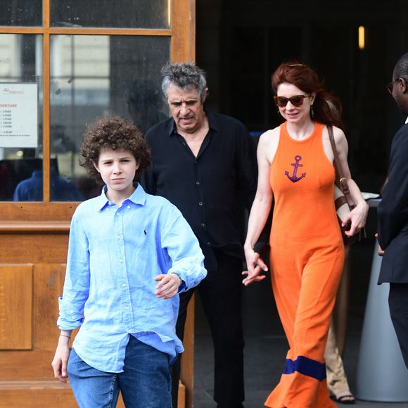 Julien Clerc et sa femme Hélène - Mariage de Claude Lelouch à la mairie du 18ème à Paris. Le 17 juin 2023