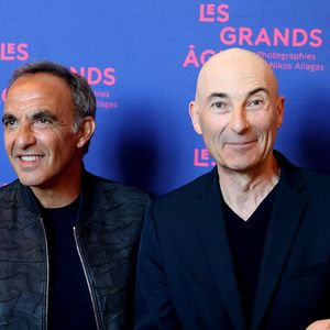 Nikos Aliagas et Nicolas Canteloup - Vernissage de l'exposition "Les grands âges", photographies de Nikos Aliagas au musée de l'Homme à Paris le 7 avril 2026. © Dominique Jacovides/Bestimage