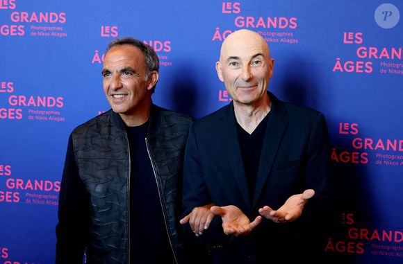 Nikos Aliagas et Nicolas Canteloup - Vernissage de l'exposition "Les grands âges", photographies de Nikos Aliagas au musée de l'Homme à Paris le 7 avril 2026. © Dominique Jacovides/Bestimage