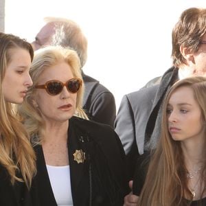Sylvie Vartan, son mari Tony Scotti et ses petites filles Ilona et Emma (filles de David Hallyday et d'Estelle Lefébure) - Obsèques de Michel Pastor en l'église Saint-Charles à Monaco en 2014 (Agence / Bestimage).