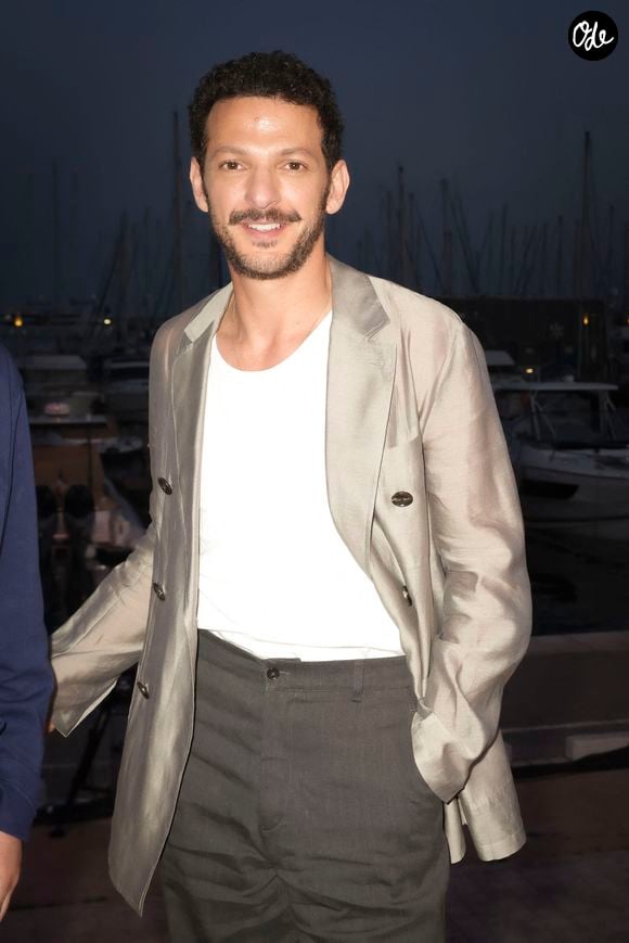 "Moi, je n’ai pas d’enfant, je n’en veux pas. Je suis mal à l’aise avec les enfants", avait-il expliqué.

Vincent Dedienne en marge de l'émission "C à vous" lors du 77ème Festival International du Film de Cannes le 23 mai 2024.

© Jack Tribeca / Bestimage