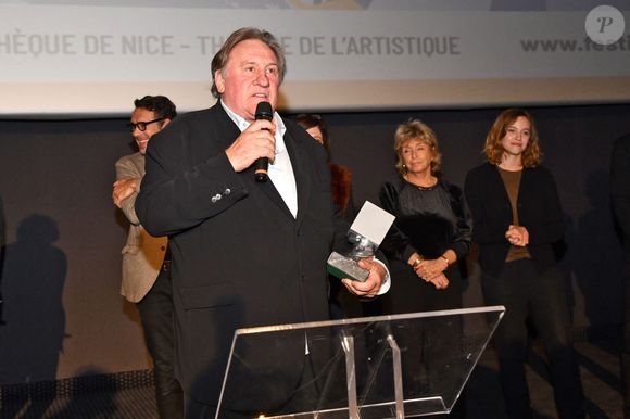 L'acteur est jugé au tribunal de Paris pour “agressions sexuelles” sur deux femmes lors du tournage du film "Les Volets verts" en 2021.

Gérard Depardieu, entourés par les membres du Jury, lors de la soirée de clôture de la 3eme édition du Festival Cinéroman à Nice, le 24 octobre 2021. 
©Bruno Bebert / Bestimage