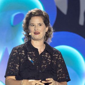Elodie Poux durant l'enregistrement de la seconde soirée de "L'humour à la plage" pour la 3eme édition du festival de Juan les Pins à la pinède Gould le 27 juin 2026. © Jack Tribeca/Bestimage