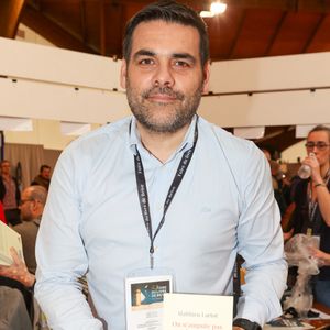 Matthieu Lartot, à la Halle Georges Brassens de Brive-la-Gaillarde pour la Foire du Livre de Brive , le 9 novembre 2024. © Jean-Marc Lhomer / Bestimage
