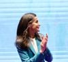 Côté look, la reine avait misé sur un ensemble chic et tendance couleur bleu azur, d'une chemise ivoire et de sandales beiges à petits talons.

Letizia d'Espagne préside l'événement organisé pour marquer la Journée mondiale des maladies rares à l'Auditorium et au Centre des congrès de Castellon à Castellón de la Plana, Espagne, le 3 mars 2026. 

Photo : Carme Ripollés / Europa Press / Bestimage