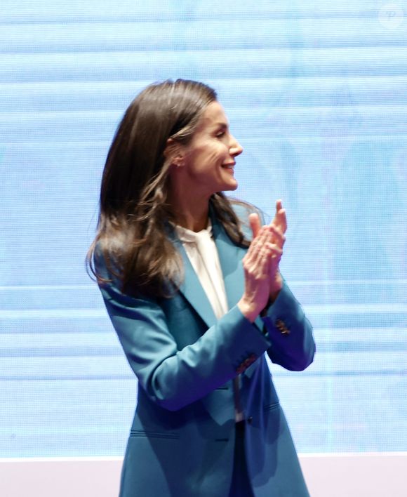 Côté look, la reine avait misé sur un ensemble chic et tendance couleur bleu azur, d'une chemise ivoire et de sandales beiges à petits talons.

Letizia d'Espagne préside l'événement organisé pour marquer la Journée mondiale des maladies rares à l'Auditorium et au Centre des congrès de Castellon à Castellón de la Plana, Espagne, le 3 mars 2026. 

Photo : Carme Ripollés / Europa Press / Bestimage