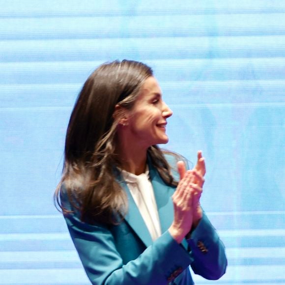 Côté look, la reine avait misé sur un ensemble chic et tendance couleur bleu azur, d'une chemise ivoire et de sandales beiges à petits talons.

Letizia d'Espagne préside l'événement organisé pour marquer la Journée mondiale des maladies rares à l'Auditorium et au Centre des congrès de Castellon à Castellón de la Plana, Espagne, le 3 mars 2026. 

Photo : Carme Ripollés / Europa Press / Bestimage