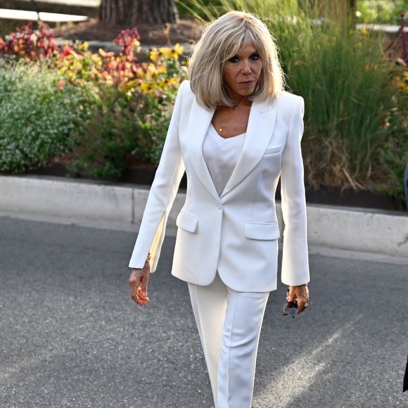 Si son énergie positive et son dynamisme sont pour beaucoup dans son rayonnement, son physique a lui aussi sa part. 

Le président Emmanuel Macron et sa femme Brigitte assistent à la cérémonie du 79ème anniversaire de la libération de la ville de Bormes-les-Mimosas le 17 août 2023.

© Philippe Magoni / Pool / Bestimage