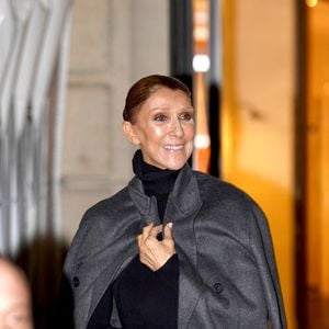 Céline Dion salue ses fans devant son hôtel à Paris. 
© Backgrid USA / Bestimage